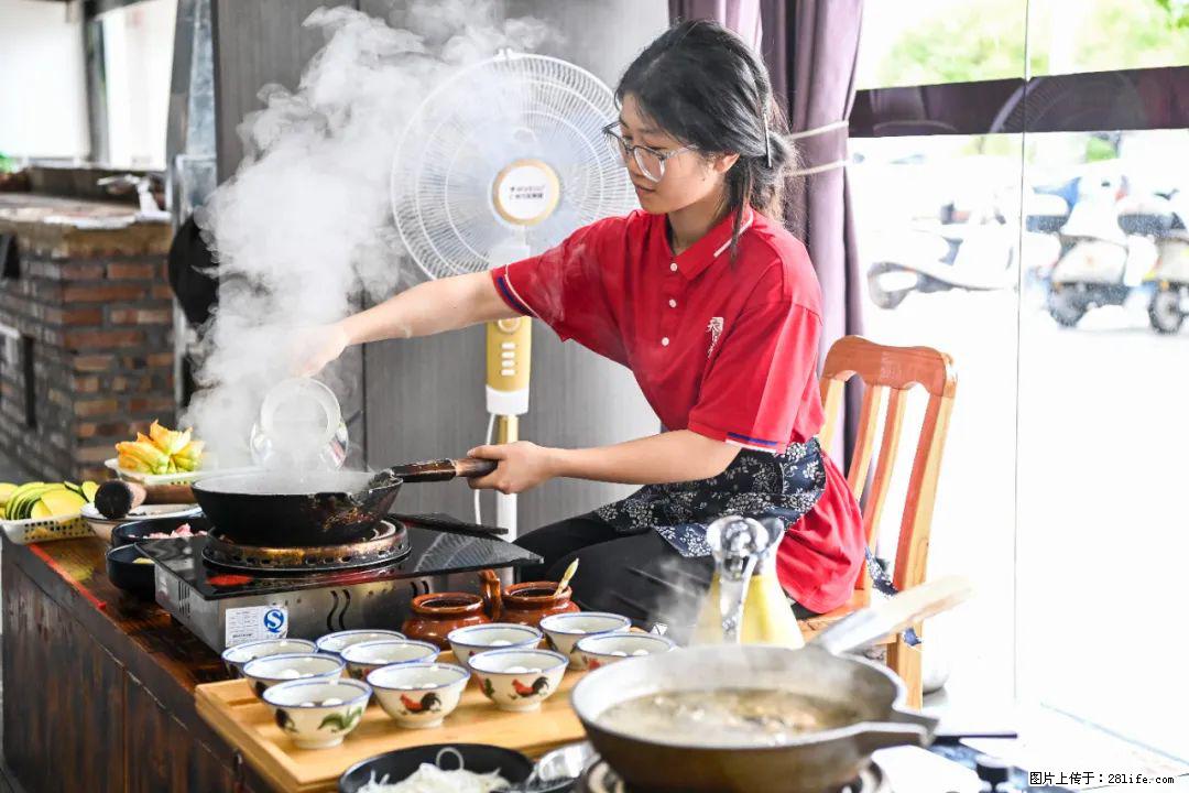 全网追的“扁担女孩”，找了一份暑假工，时薪12元 - 固原生活资讯 - 固原28生活网 guyuan.28life.net
